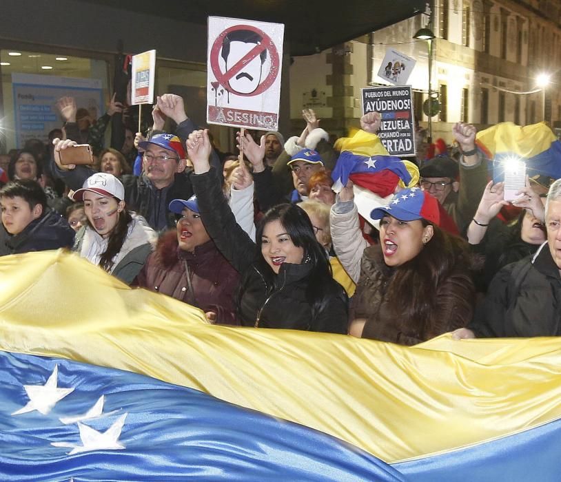 Los manifestaciones se reunieron en la farola de Urzáiz