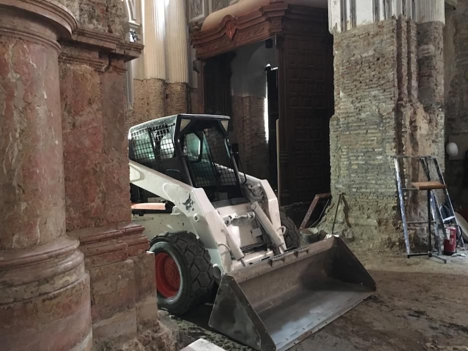 Visita a las obras del interior de la iglesia de Santiago