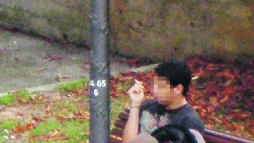 Jóvenes esnifando disolvente cerca del centro de Los Pilares, en Oviedo.