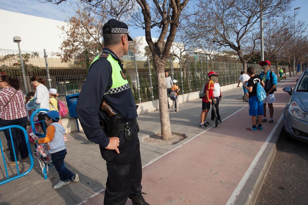 Un agente de Policía Local, frente a un centro educativo de la provincia.