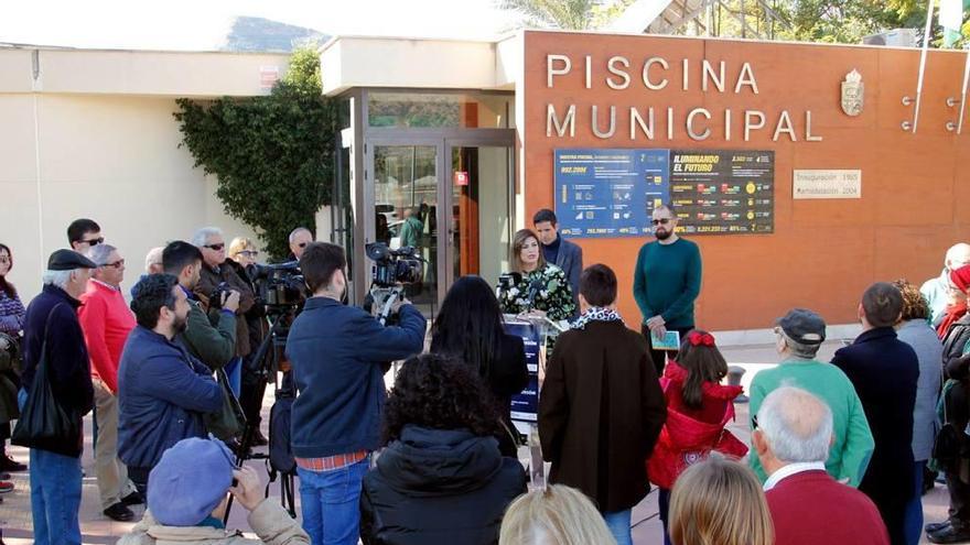 La alcaldesa, Inmaculada Sánchez, presentó el proyecto en la puerta de la piscina municipal.
