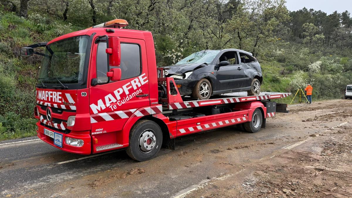 La grúa se lleva, 52 días después, el coche que cayó por el socavón originado entre Berzocana y Logrosán.