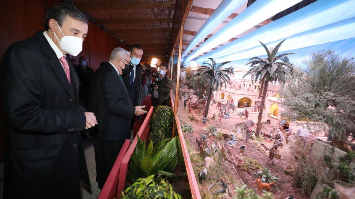 El pregonero de la Navidad, el presidente de los belenistas y el alcalde, en la inauguración.  | ANTONIO AMORÓS