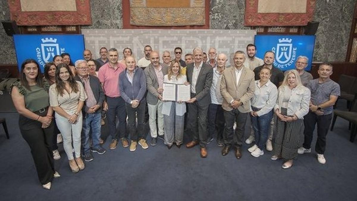 Foto de familia con los vecinos y vecinas de La Orotava.