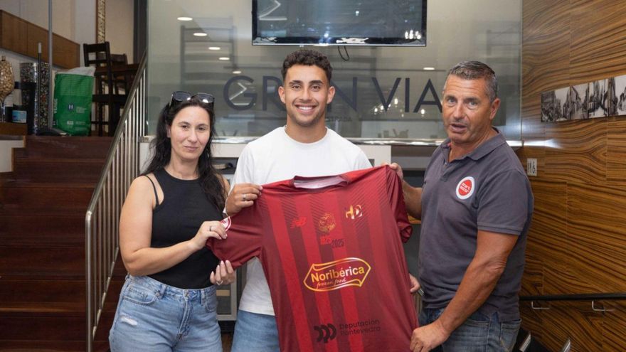 Álex Delgado mostrando los nuevos colores que defenderá. |  Jesús Figueroa