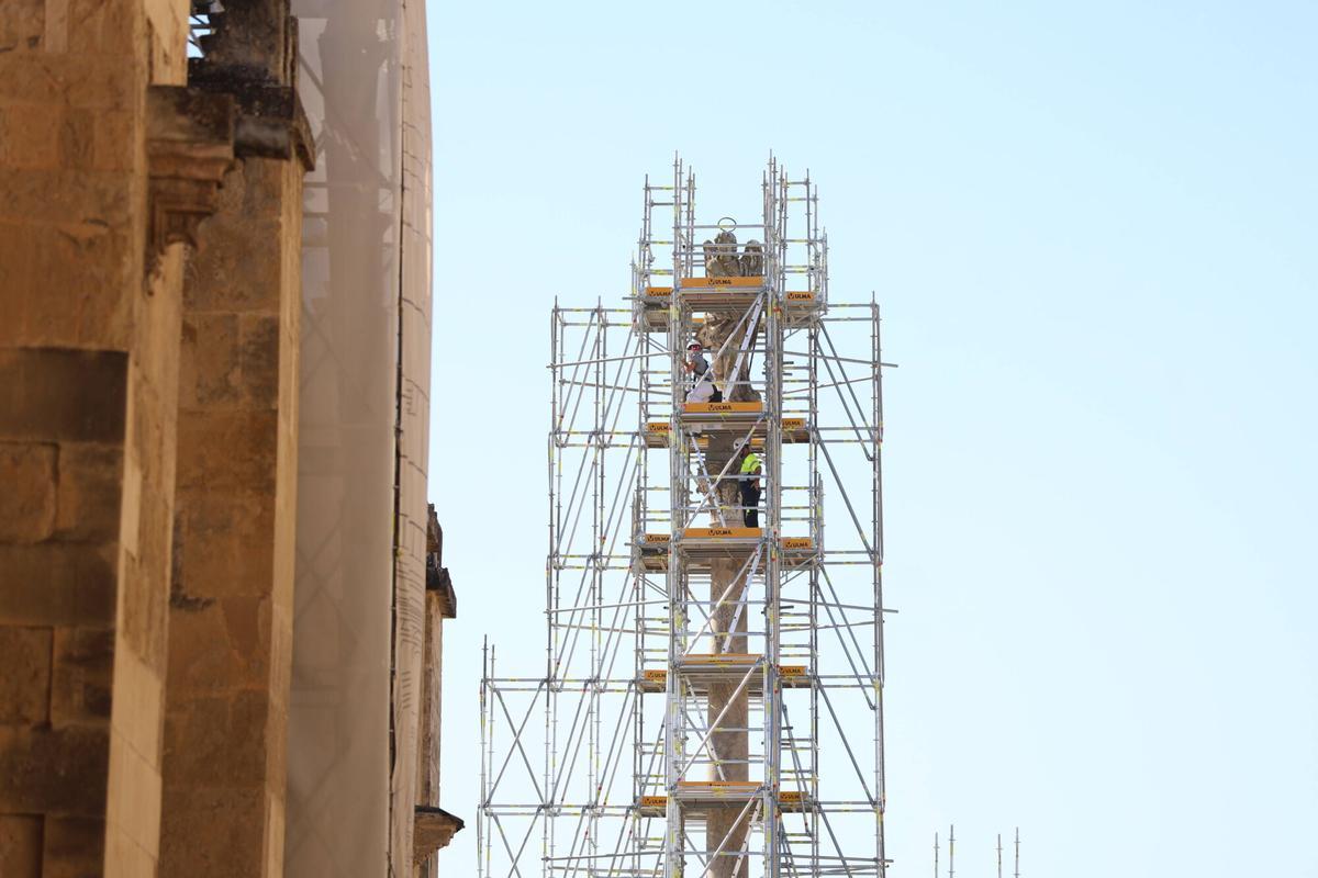 El andamio ya cubre por completo a San Rafael: toneladas de acero y 27 metros de altura para restaurar el Triunfo de la Puerta del Puente