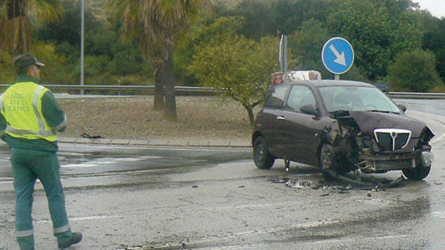 Un coche accidentado ayer en la salida de Alcúdia.