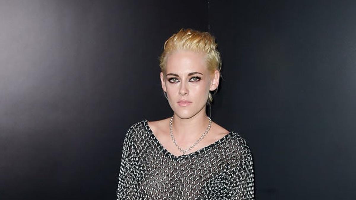 Kristen Stewart se deja la sonrisa en casa para la fiesta de Chanel