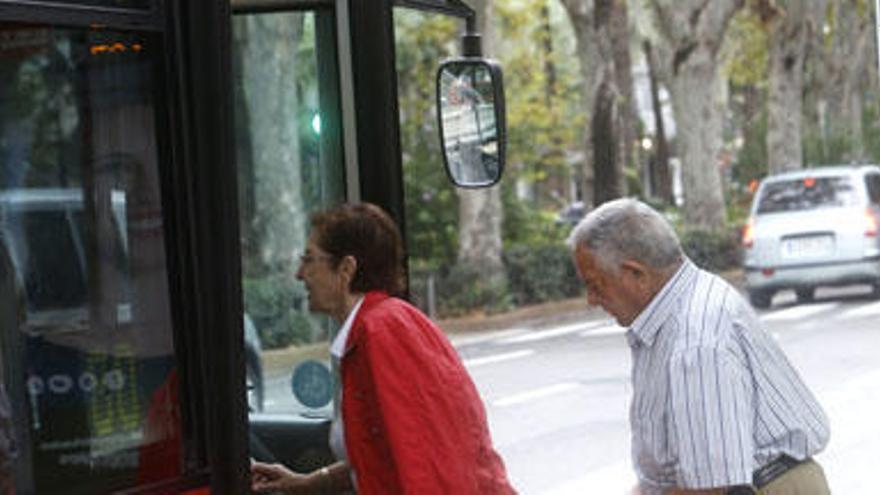 Dos personas mayores subiendo al autobús.