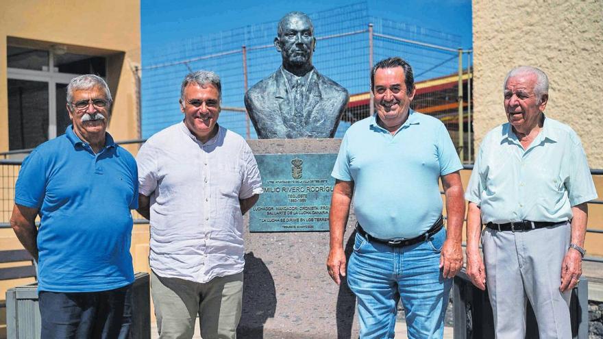 Vidal Suárez, Víctor Alonso, Florencio Rodríguez y Pedro Santos, junto al busto de Emilio Rivero.