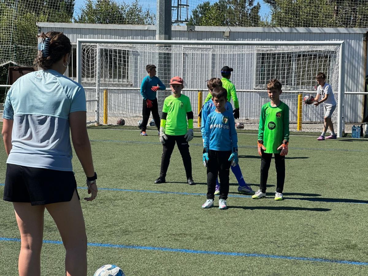 En imágenes: el club Valdés ACF conoce los secretos del portero gracias a la avilesina María Echezarreta, "Cheza"