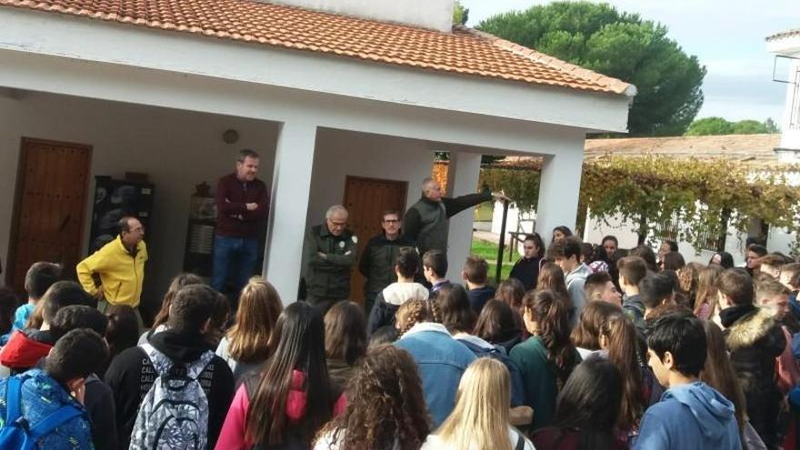 Medio Ambiente presenta el dispositivo Infoca al alumnado del Colegio Virgen del Carmen