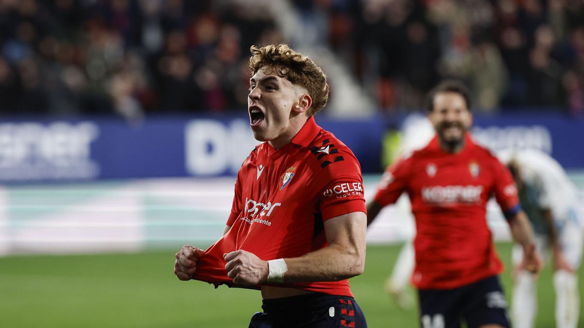 Víctor Muñoz celebra el 3-2 en el Osasuna-Oviedo.