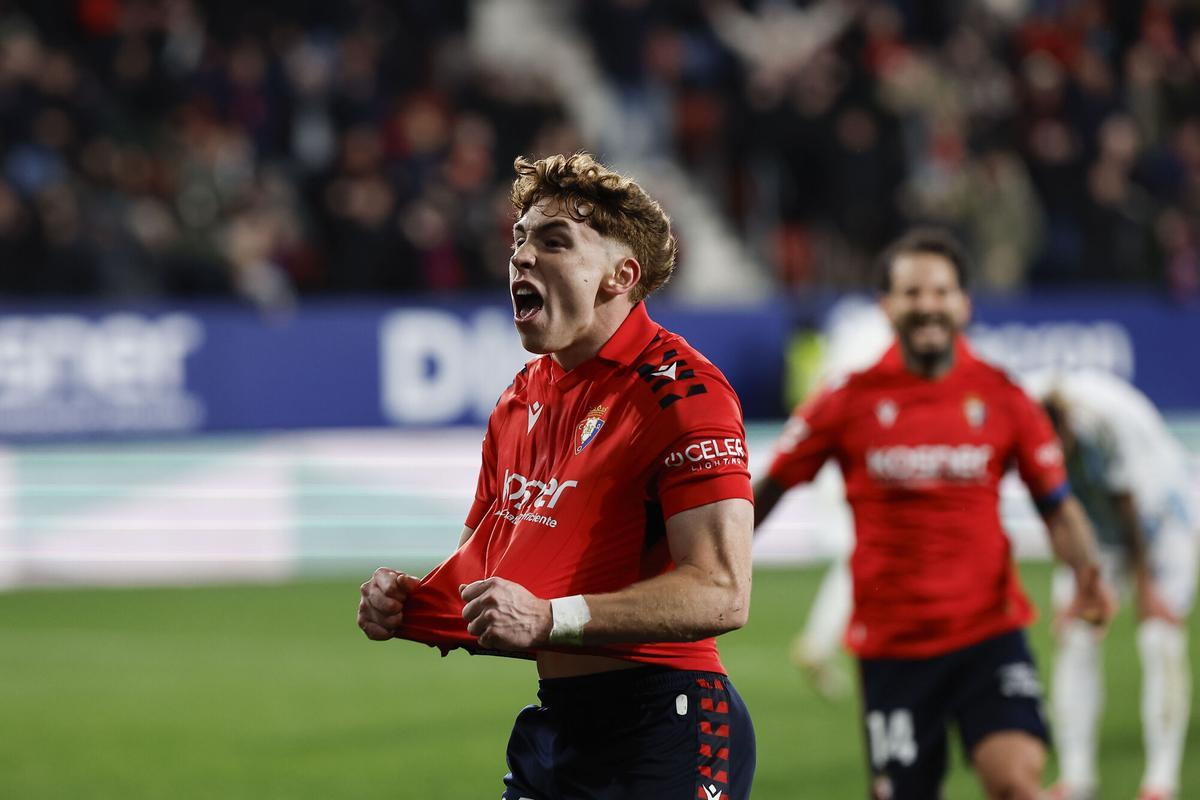 Víctor Muñoz celebra el 3-2 en el Osasuna-Oviedo.