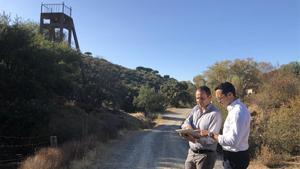 Vincent Ledoux-Pedailles, director ejecutivo de Infinity Lithium, a la derecha, junto a David Valls, gerente técnico para España de la empresa.