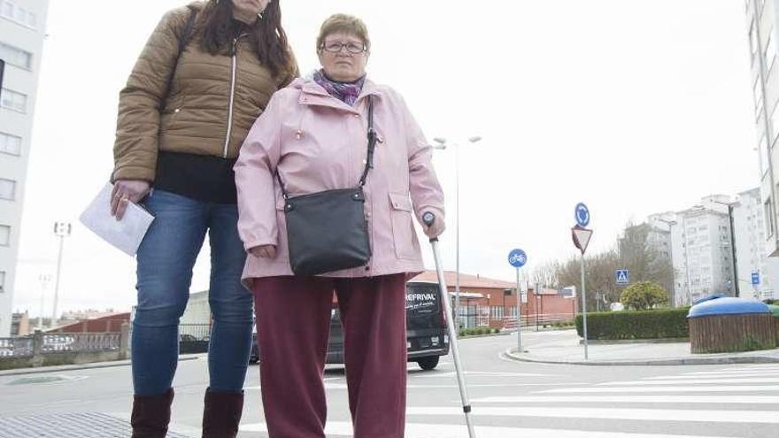 Vanesa López y su madre, en el lugar del atropello.