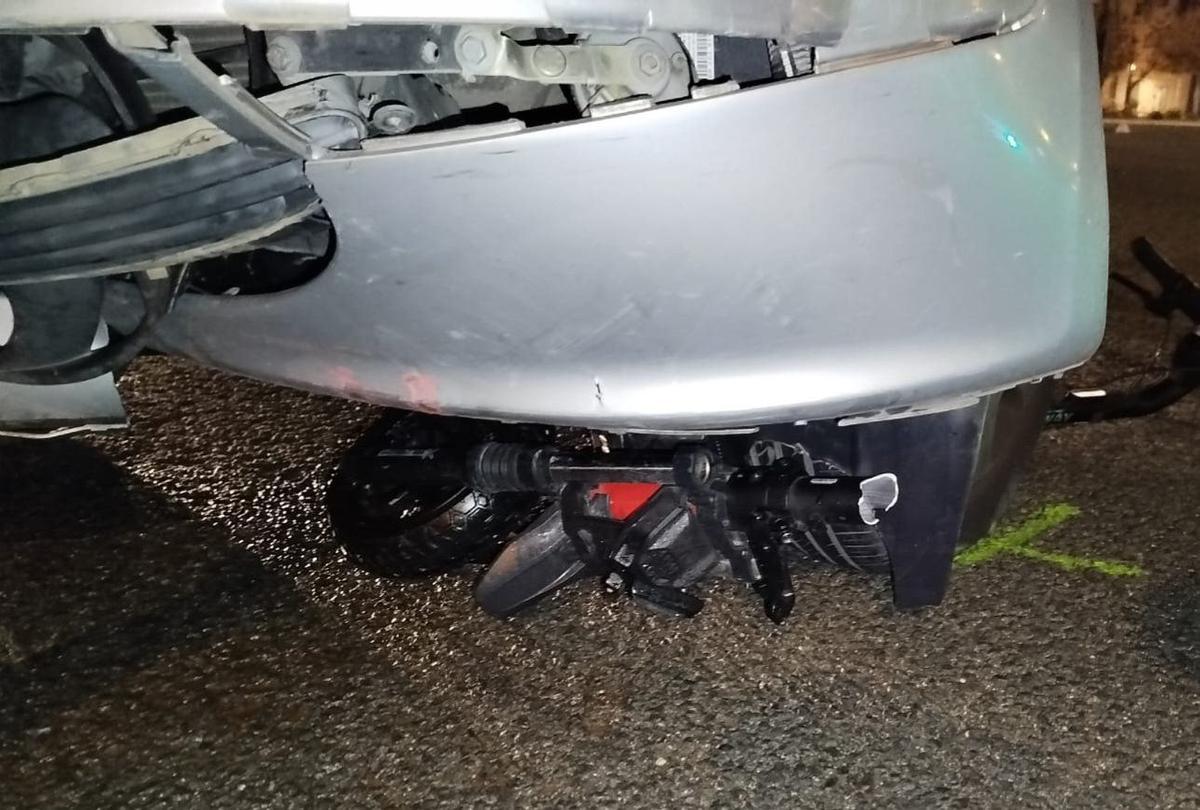 El patinete quedó debajo del turismo; su ocupante, tirado en el asfalto, malherido.