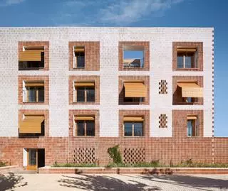Así son las VPO de Platja d'en Bossa de 08014 Arquitectura que han ganado el Premi de la Bioconstrucció de Catalunya