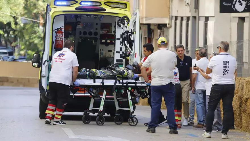 Trasladan en ambulancia a un corredor en el trofeo de motos de Xàtiva tras sufrir un accidente