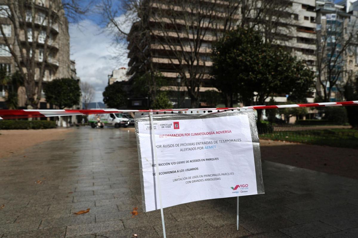 La plaza de Compostela de Vigo, cerrada por el temporal Martinho.
