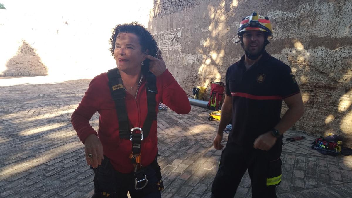 Los bomberos  inspeccionan dos pozos en la Alcazaba y Gibralfaro. Foto: Alejandro Santana Almendro