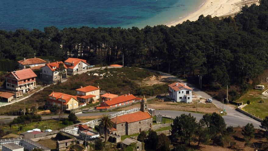 La iglesia de San Vicente y la playa de Area Grande.