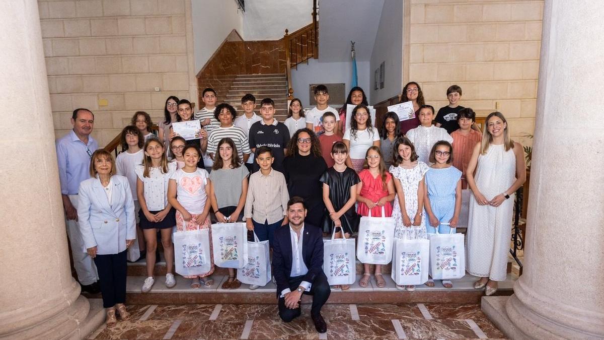 Recepción a los niños por parte de las autoridades.