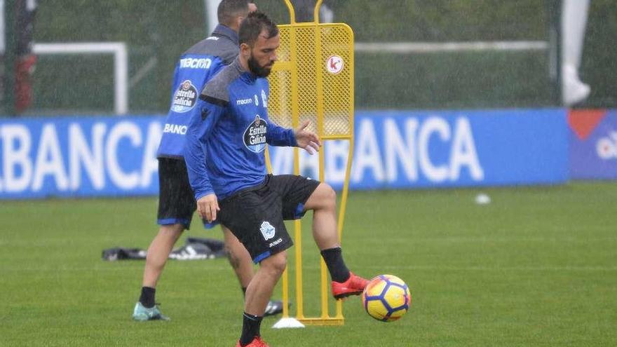 Çolak golpea la pelota en el entrenamiento de ayer en Abegondo.