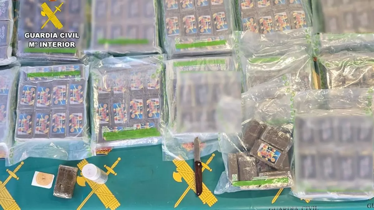 La Guardia Civil interviene cerca de 18 kilos de hachís en el puerto de Dénia