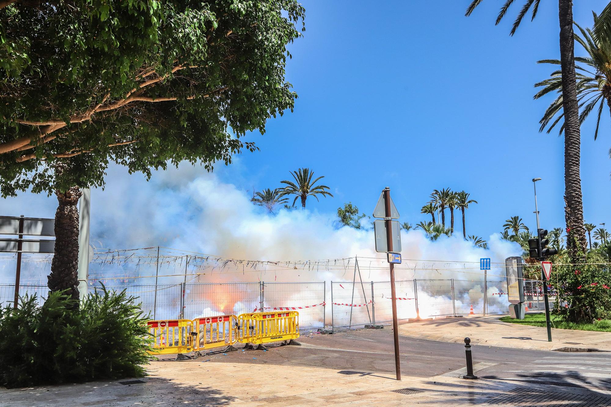 Una mascletà clásica en el Paseo de la Estación de Elche