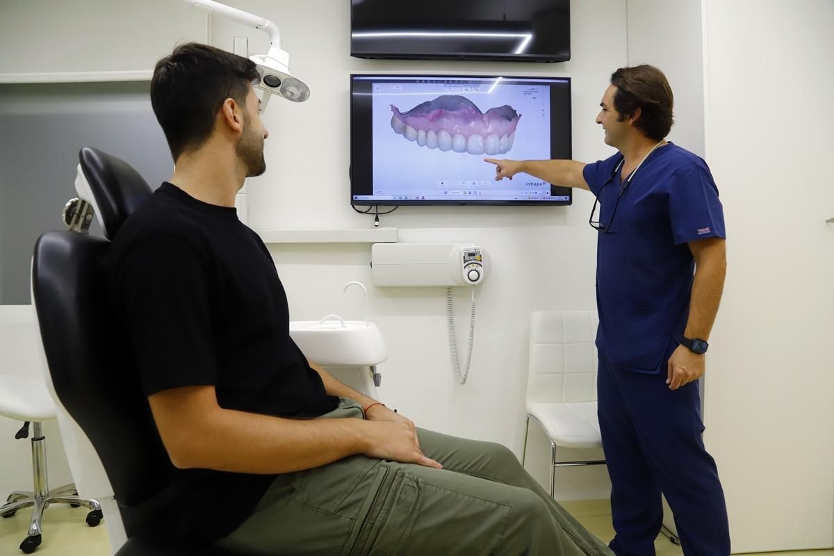 El doctor Ballesteros junto a un paciente.