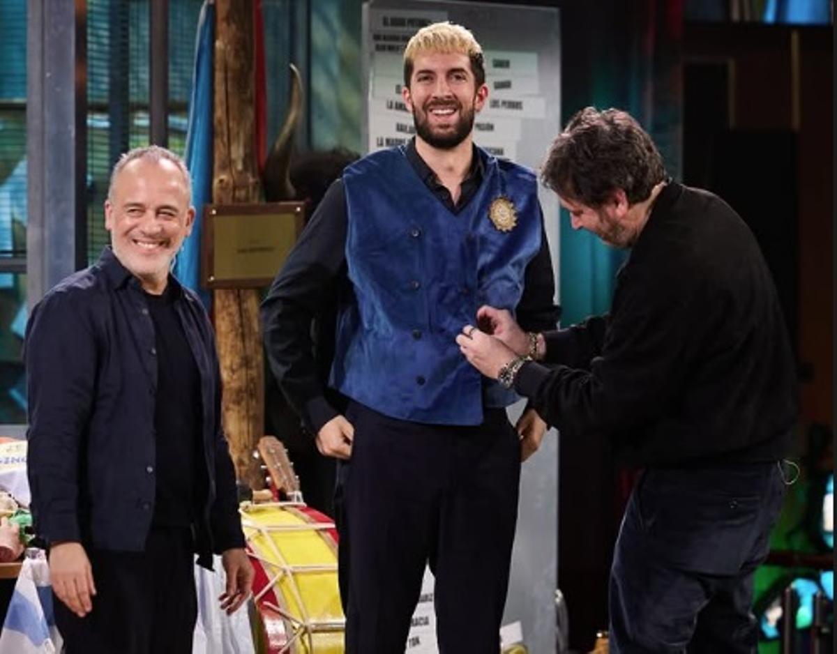 David Broncano, con el chaleco de la rondalla ficticia Gran Sol creada para la película