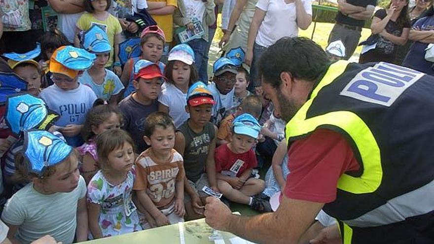 Expectantes, muchos niños siguieron con atención el taller sobre huellas digitales.