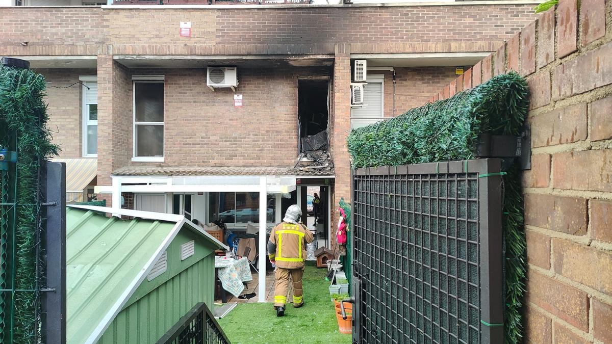 El dispositiu per atendre una explosió al carrer Oleguer Miró de Manresa, en imatges