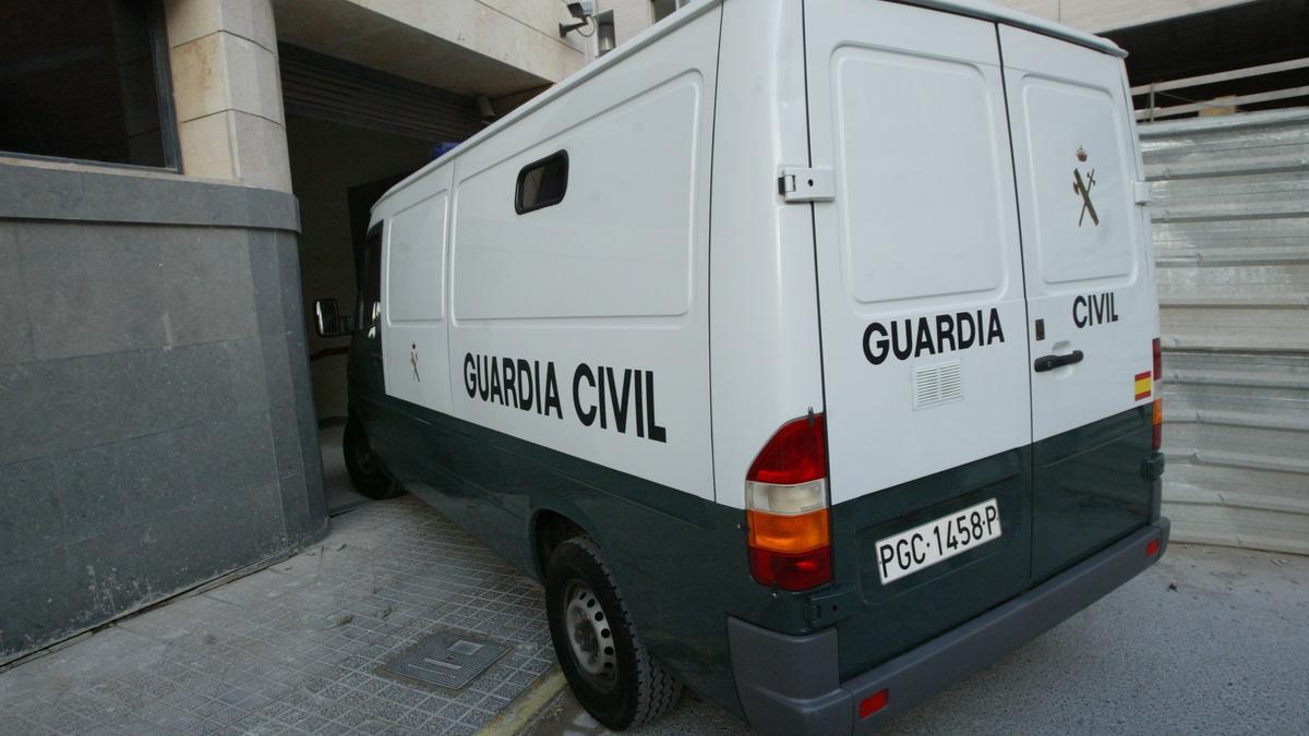 Un furgón de la Guardia Civil entra a los juzgados de Vinaròs en una imagen de archivo.