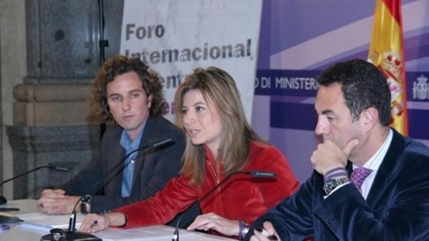 La ministra de Igualdad, Bibiana Aído, el delegado del Gobierno para la Violencia de Género, Miguel Lorente, y el director general del Injuve, Gabriel Alconchel, en el acto de presentación del I Foro Internacional Juventud y Violencia de Género.