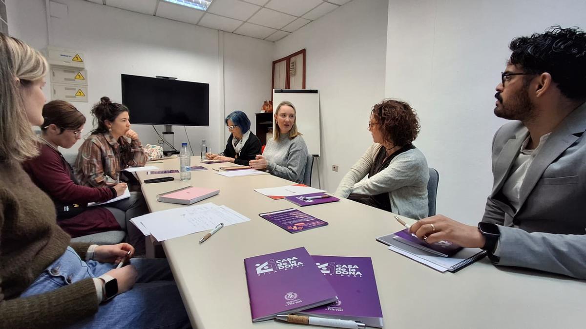 Representants municipals i d’entitats locals durant la reunió preparatòria de la programació del 8M.
