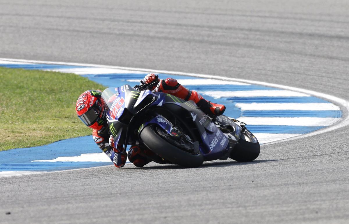 Buriram (Thailand), 28/02/2026.- French MotoGP rider Fabio Quartararo of Monster Energy Yamaha MotoGP in action during the MotoGP sprint race of the Motorcycling Grand Prix of Thailand at Chang International Circuit, Buriram province, Thailand, 28 February 2026. (Motociclismo, Tailandia) EFE/EPA/RUNGROJ YONGRIT