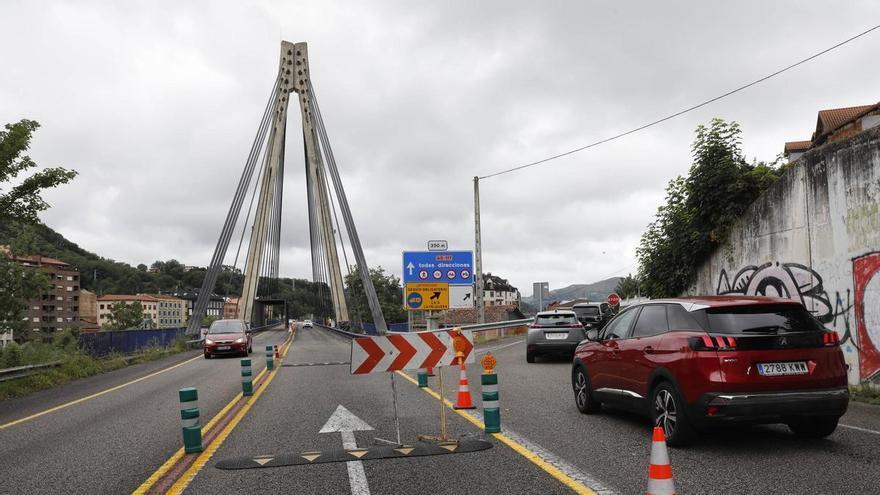 Comienza el corte de circulación en el puente atirantado de Sama, en el Corredor del Nalón, y los vecinos reaccionan: “Langreo no puede aguantar este colapso de tráfico”