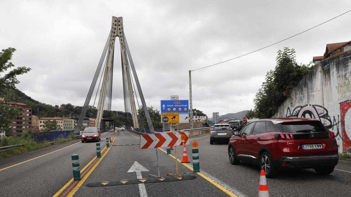 Varios vehículos toman el desvío hacia La Felguera ante el corte de un carril en el puente atirantado de Sama.