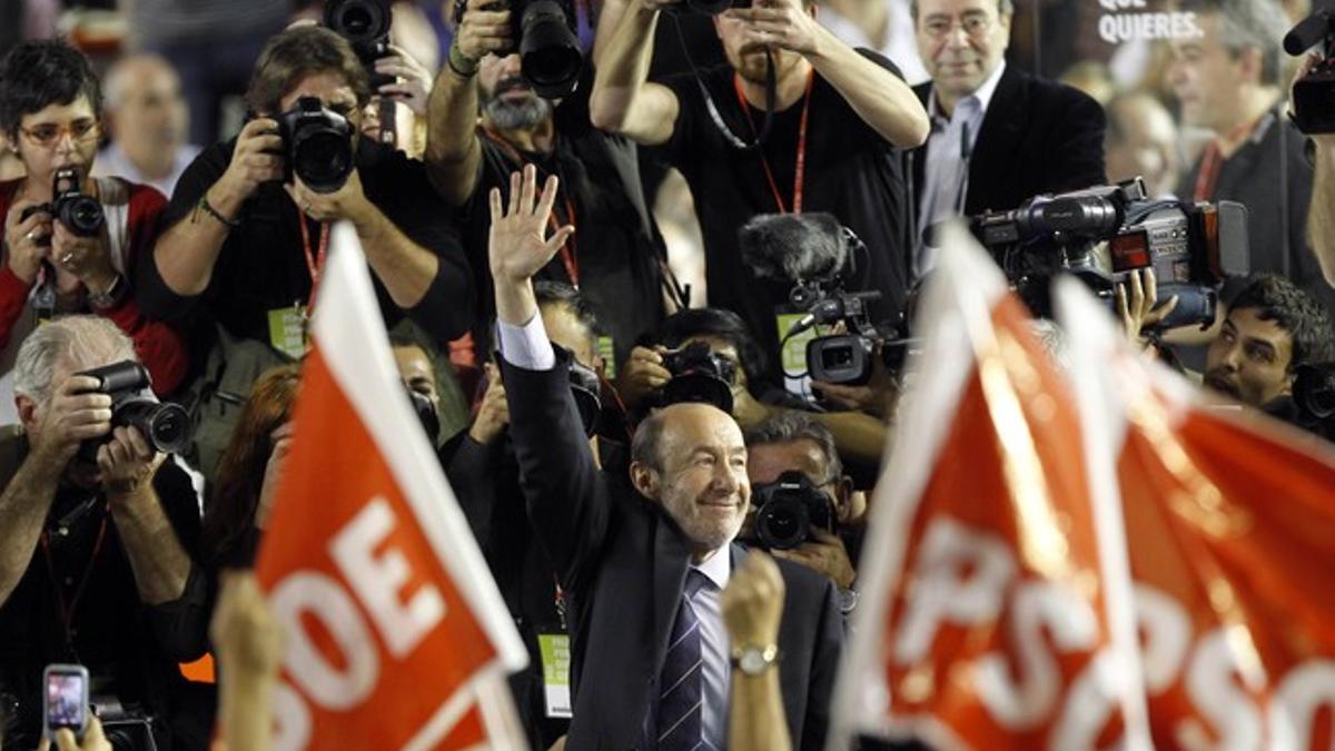 Rubalcaba saluda a sus seguidores en el mitin final del PSOE celebrado en Fuenlabrada (Madrid)
