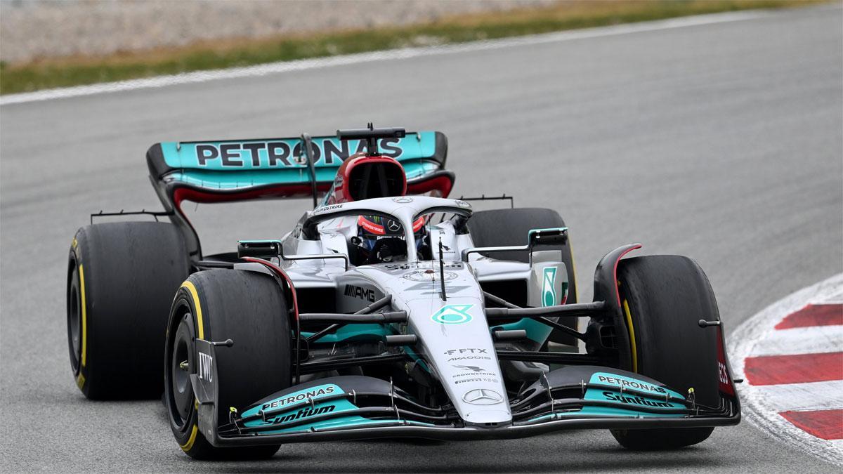 Russell, al volante del Mercedes W13 en Barcelona
