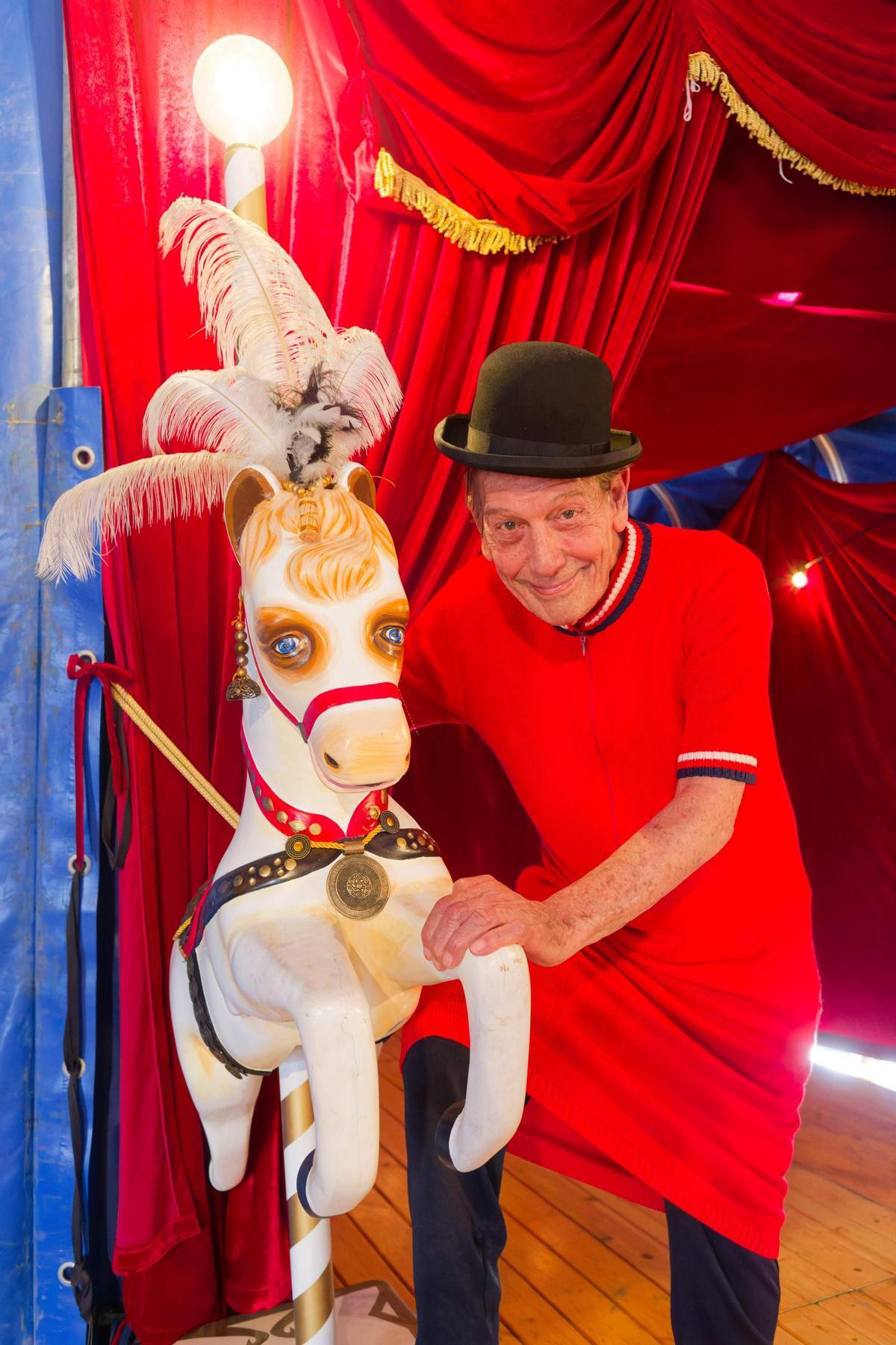 Fofito en la entrada del circo 'Viva el circo', montado en Casellón.