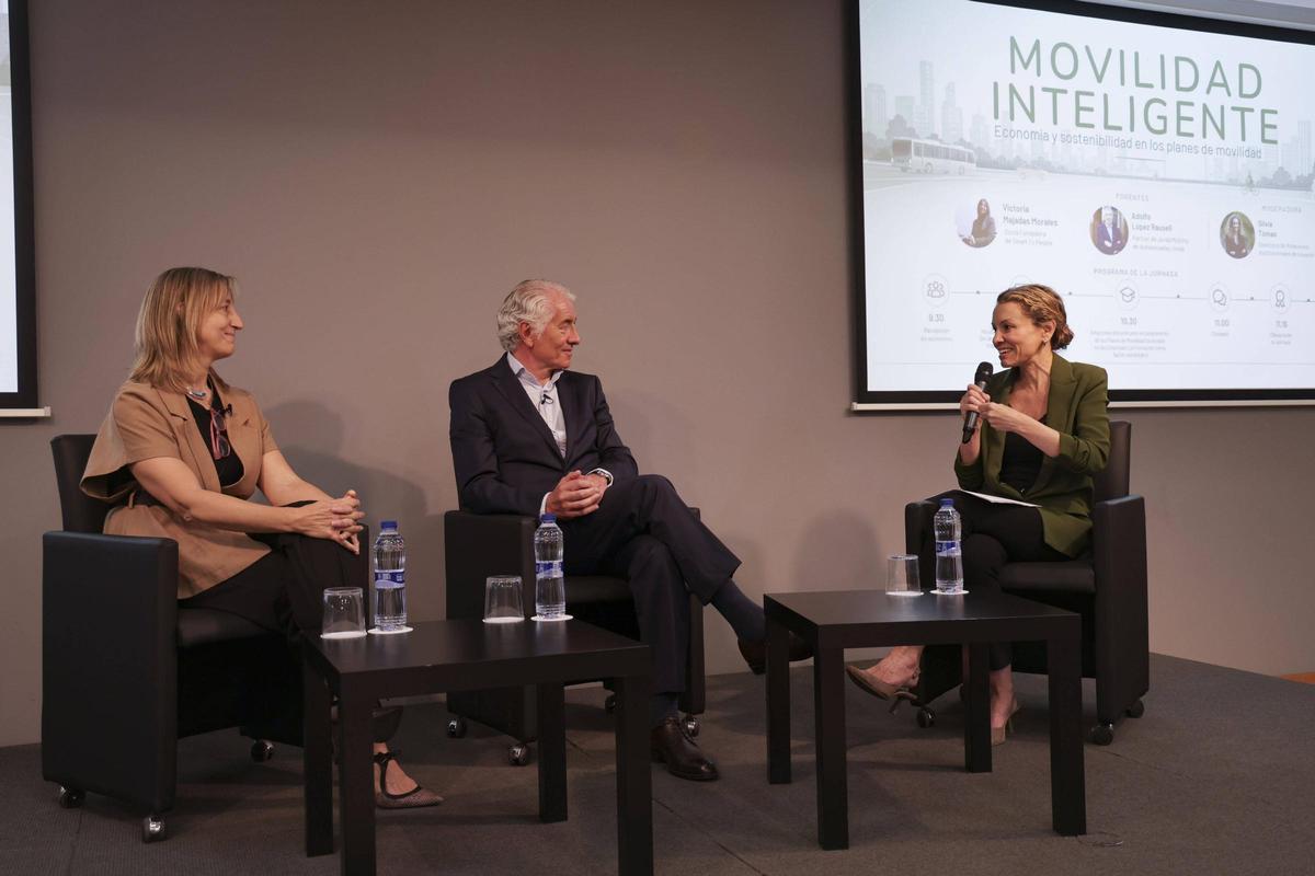 La periodista Silvia Tomás moderó el encuentro en el que participaron Victoria Majadas (Smart To People) y Adolfo López (Jordá Mobility).