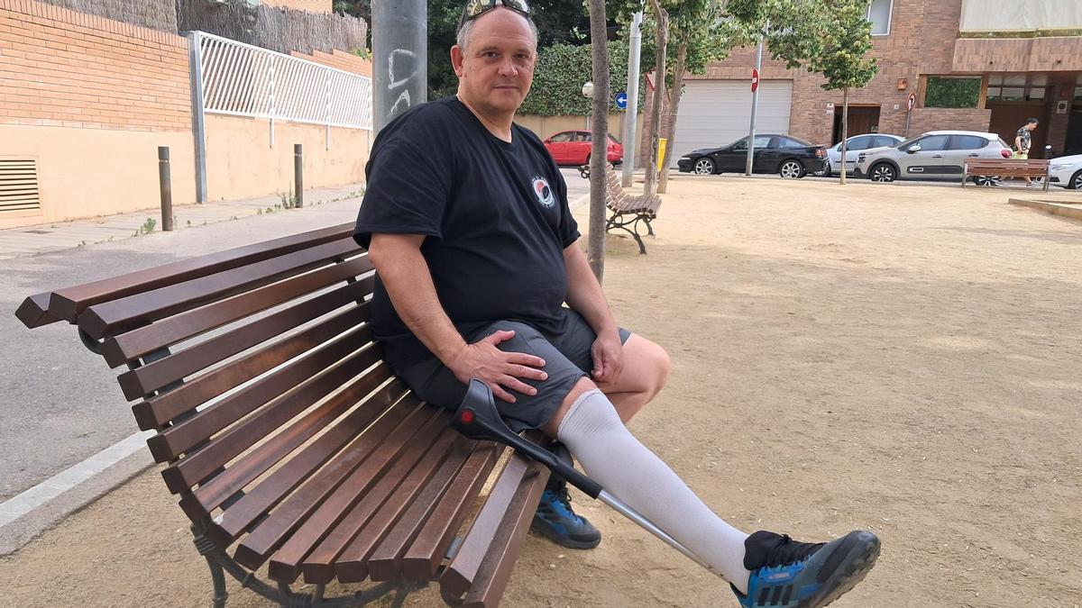 Marc Antoni González Aguilar assegut a la plaça del 8 de març de Manresa