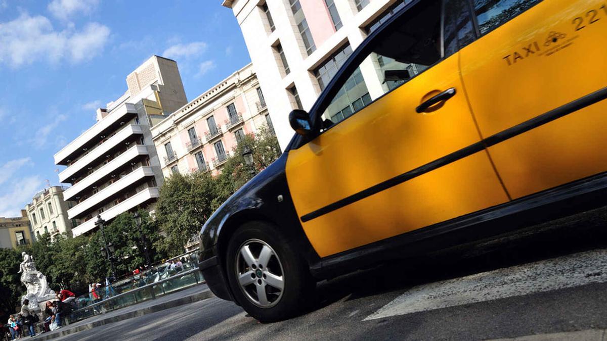 Un taxista embiste a un motorista con un niño en el centro de Barcelona