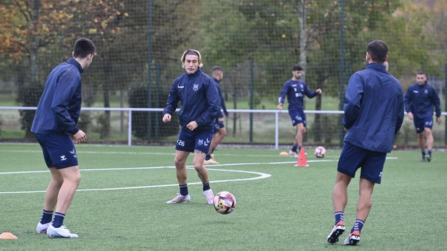 Valen recibe un balón de Toño Calvo en un entrenamiento del Pontevedra.