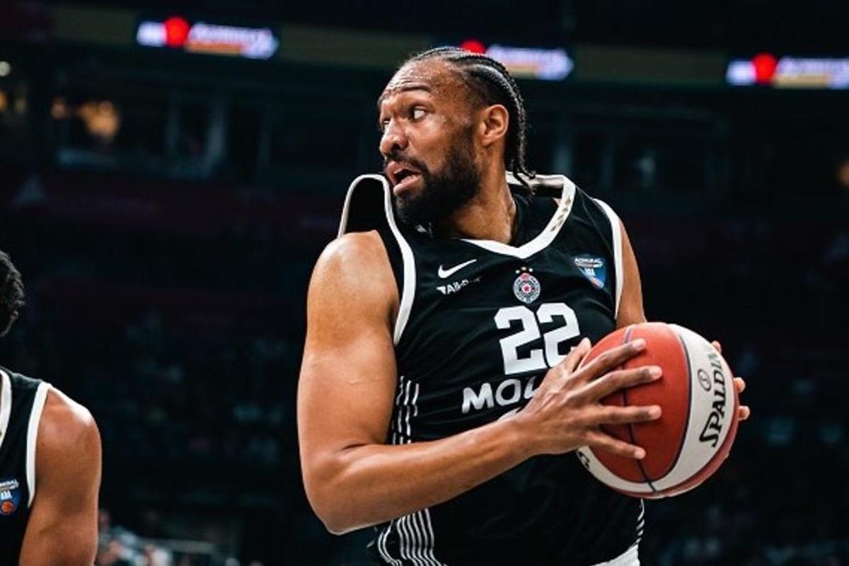 Jabari Parker no ha jugado en los últimos encuentros y todo apunta a su salida inmediata del club serbio