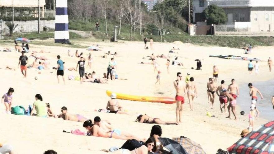 La playa de Rodeira, en Cangas, ofrecía una imagen como si fuera verano.  // Santos Álvarez