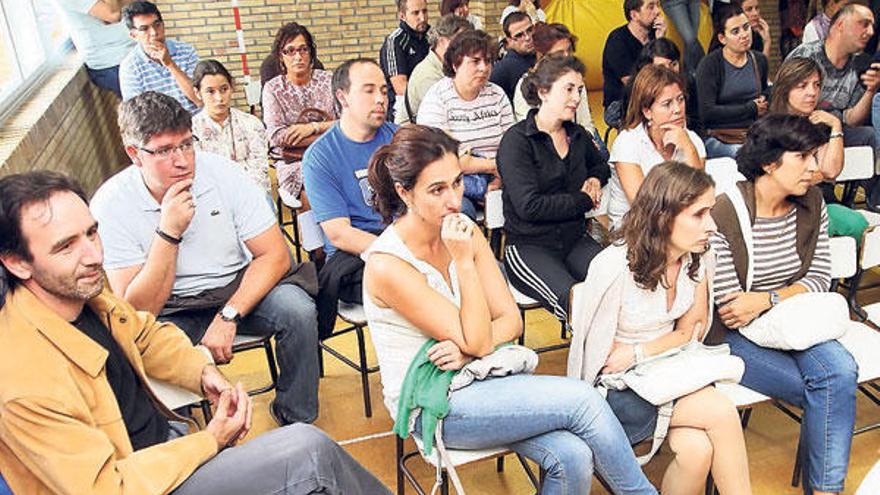 Decenas de padres asistieron ayer a la reunión de la ANPA del colegio Arealonga.  // J.L. Oubiña